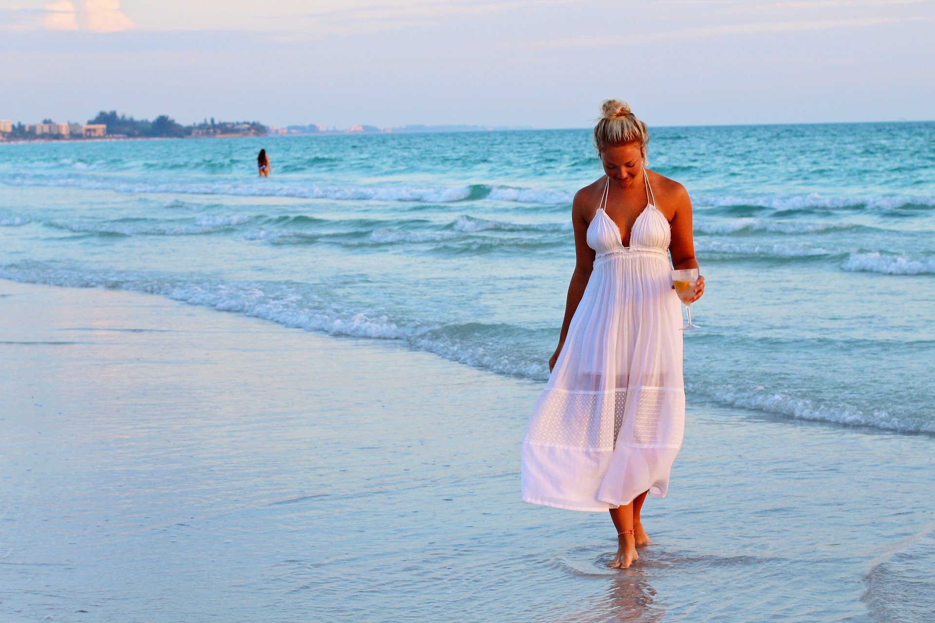 Жена после пляжа стоит в номере фото