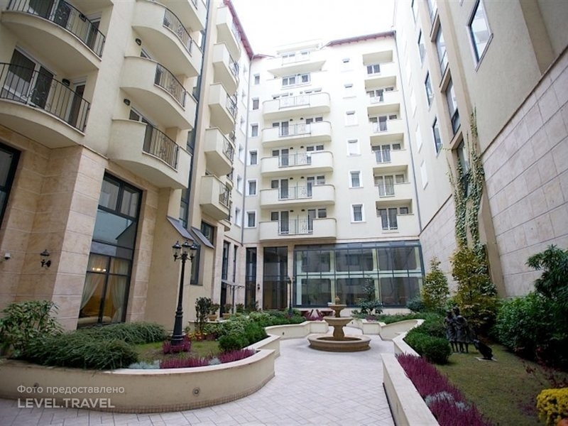 hotel-Queens Court Hotel And Residence-ID