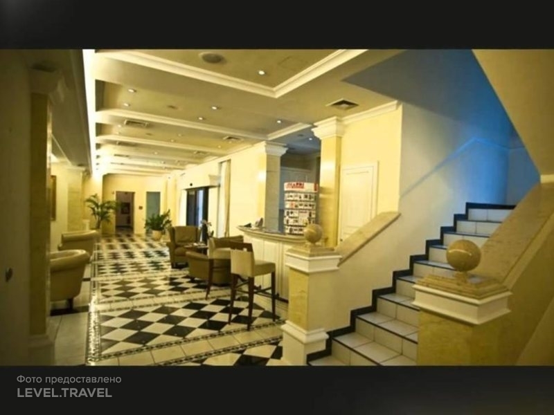 hotel-Queens Court Hotel And Residence-ID