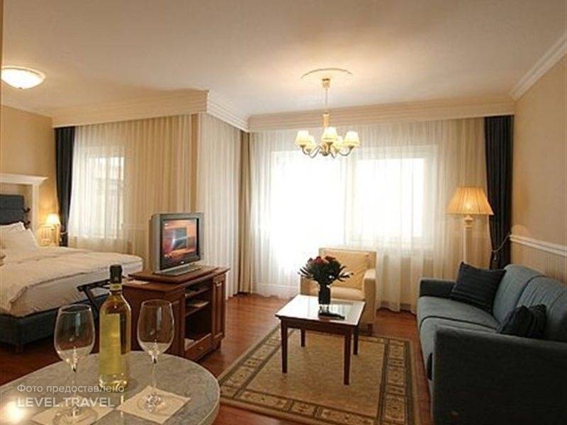 hotel-Queens Court Hotel And Residence-ID