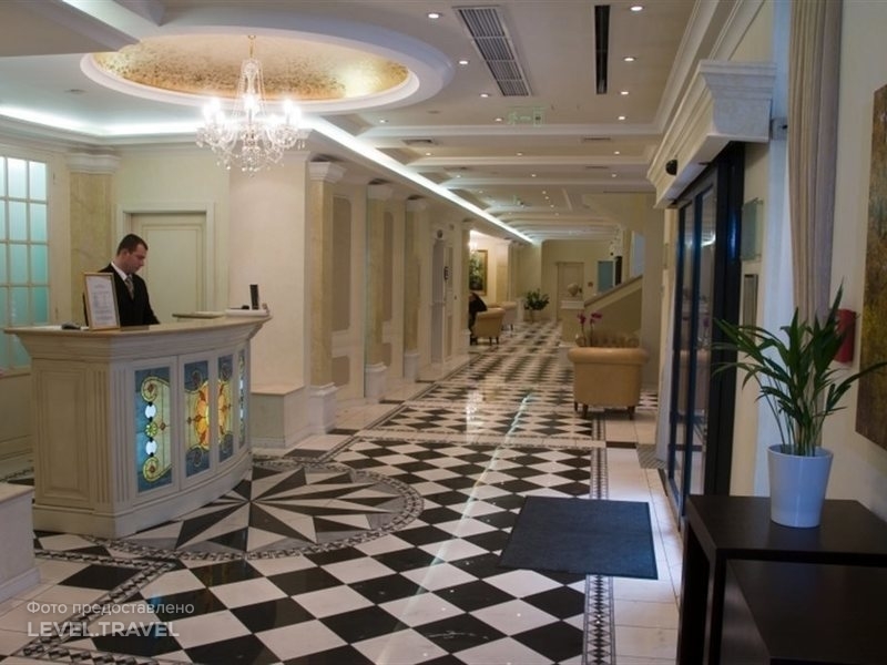 hotel-Queens Court Hotel And Residence-ID