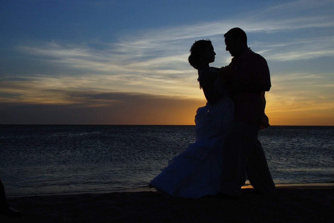 Свадебный танец у моря