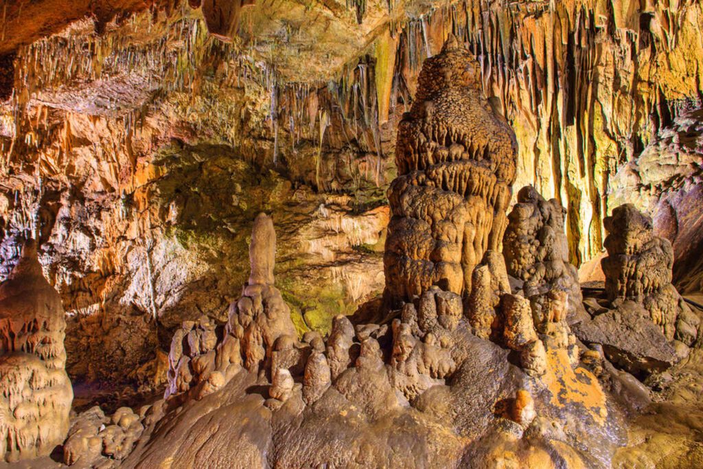 Камни в пещере Дамлаташ
