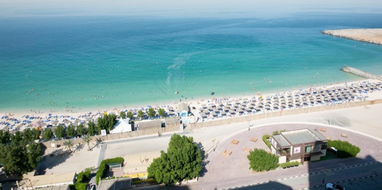 Пляж отеля Ramada by Wyndham Beach Hotel Ajman 4*, в Аджмане
