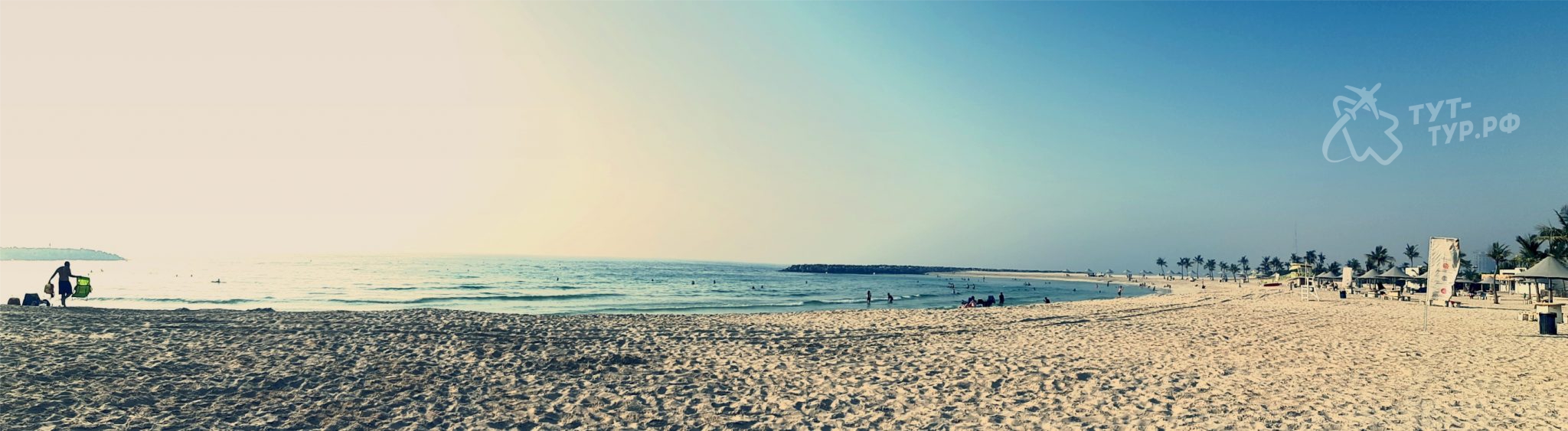 Панорамный вид на пляж в комплексе Al Mamzar