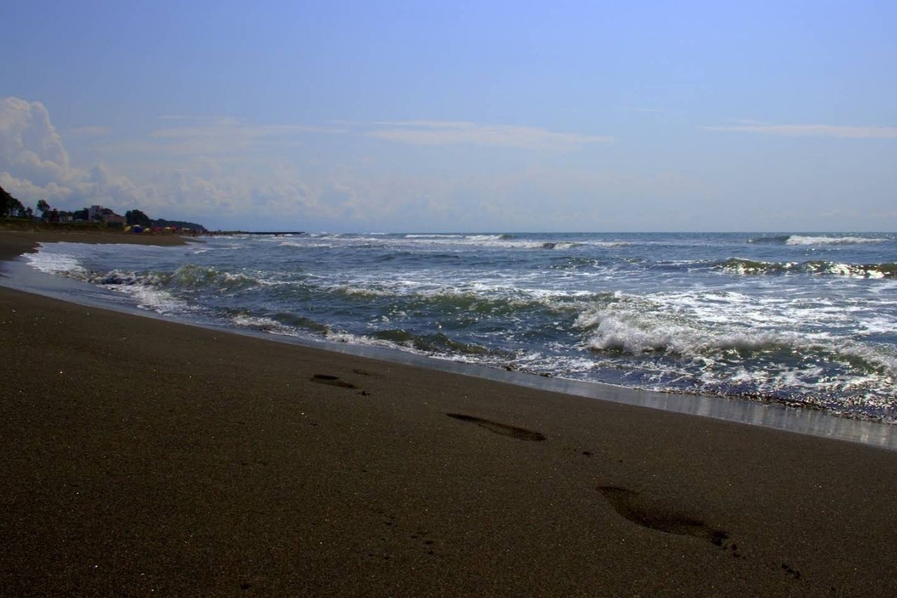 Черный песок пляжа Уреки 
