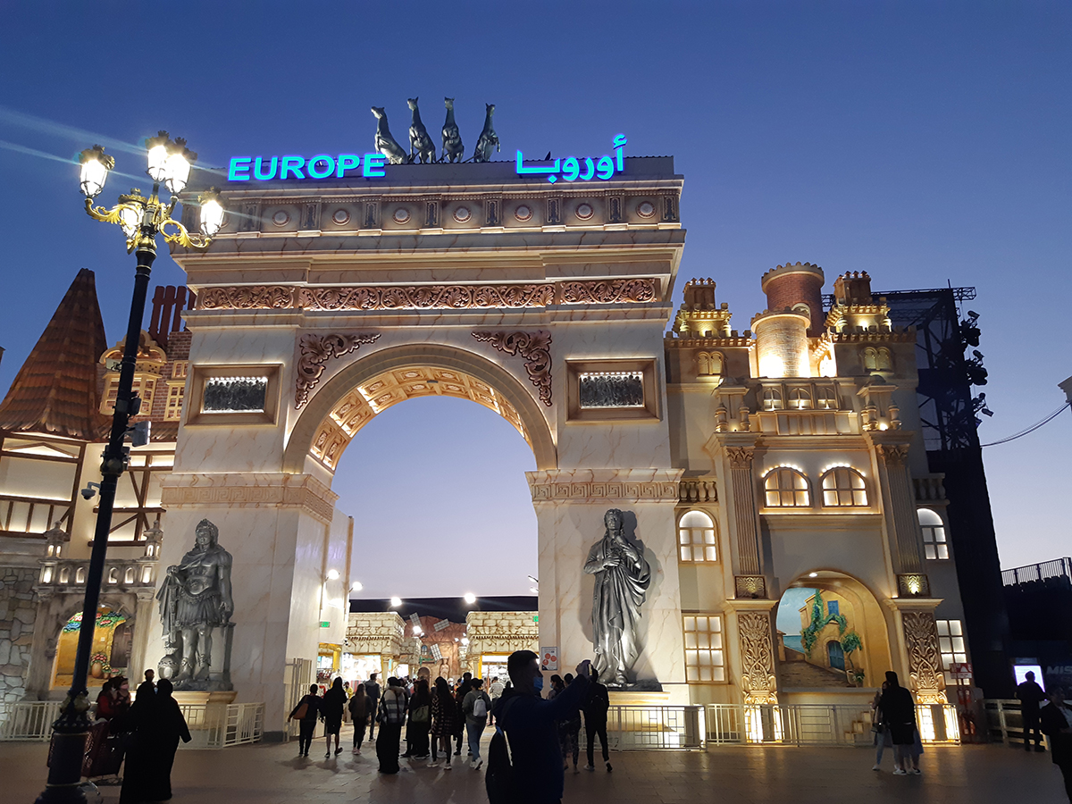 Роскошные декорации и павильоны Глобал Вилладж, в Дубае