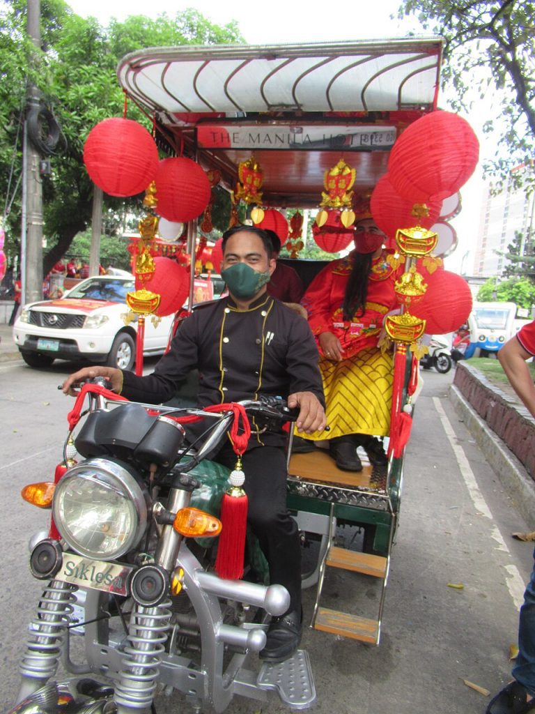 Новогоднее мото-такси в Маниле Новогоднее мото-такси в Маниле