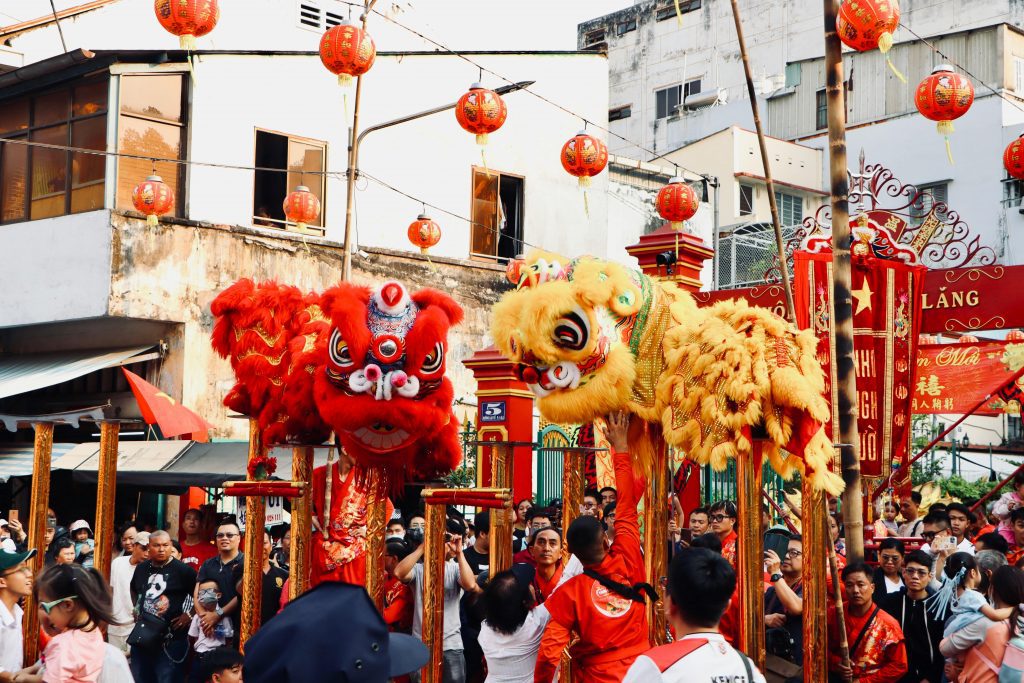 Танцы Льва и Дракона на вьетнамский Тэт Танцы Льва и Дракона на вьетнамский Тэт